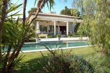 Modern villa with huge swimming pool, 2 steps from Garoupe beach