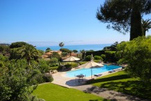 Charming villa with sea view,  swimming pool and tennis court, 2 steps from Garoupe beach