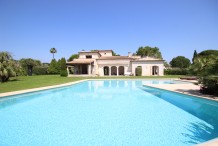 Provencal style villa with sea view, huge flat garden and swimming pool