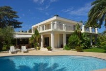 Villa moderne avec piscine et 5 chambres, proche plage de la Garoupe