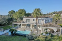 Elegant property with private 2700 m garden and large swimming pool near Cannes