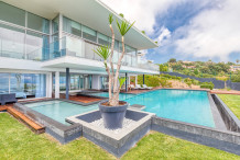 Villa contemporaine avec grande piscine et vue mer panoramique