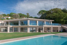 Villa contemporaine avec une belle vue sur la mer et grande piscine miroir