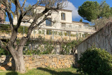 Propriété sur les collines de Cannes avec piscine, aperçu mer et maison d'amis