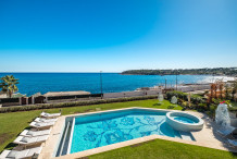 Waterfront property with swimming pool and direct access to the sea