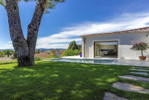 Recently renovted property with private pool, 100  m from the downtown and la place des lices