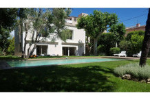 Recently renovated villa with flat garden, 4 bedrooms and private swimming pool