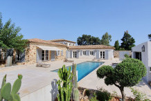 Belle villa avec grand jardin et piscine proche la plage de Salin.