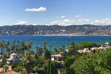 Magnifique villa avec une vue panoramique sur la mer et grande piscine à debordement
