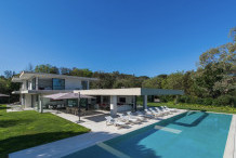 Villa contemporaine avec une belle vue sur la mer et grande piscine proche plage Pampelonne