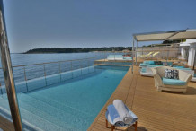 Villa modern pied dans l'eau avec piscine et vue mer panoramique