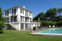 Красивый дом с видом на море и бассейном в Каннах