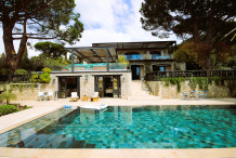 Lovely property with sea view and huge swimming pool in Cannes
