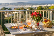 Stunning Newly Renovated 5-Room Apartment with Panoramic Sea Views in Cap d'Antibes