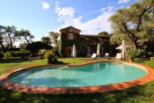 Provencal style villa with huge landscaped garden