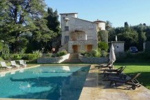 Cap d'Antibes ouest, belle villa avec  grande piscine et jardin plat