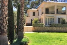 Belle villa avec beau jardin plat et grande piscine, proche plage de la Garoupe