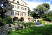 Très belle maison au début du Cap d'Antibes avec une vue sur la mer, piscine et 4 chambres