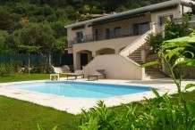 Villa avec une vue sur la mer et belle piscine