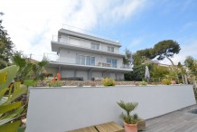 Villa moderne avec piscine et vue mer