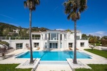 Belle villa moderne avec vue sur la mer et grande piscine