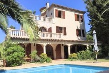 Villa with swimming pool and guest house near the sea