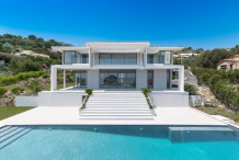 Magnifique villa contemporaine d'architecte située sur les hauteurs de Golfe Juan