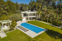 Maison moderne avec 10 chambres et immense jardin de 8500 m