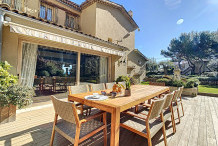 Villa en front de mer au Cap d'Antibes avec piscine et un très beau jardin