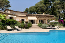 Belle villa provençale avec une piscine et gardon jardin, domaine férmé