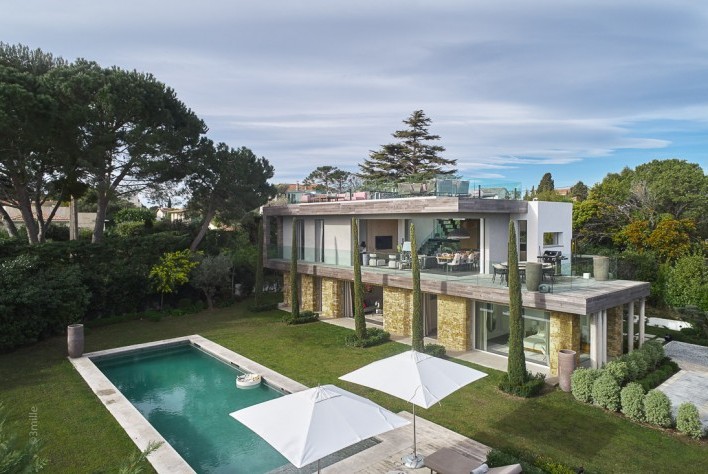 Décoration intérieure d'une villa luxueuse avec sa piscine à débordement  vue mer au Cap d'Antibes - Cabinet d'architecte luxe sur la Cote d'Azur  Provence Alpes-Maritimes - Vielliard & Francheteau Architectures