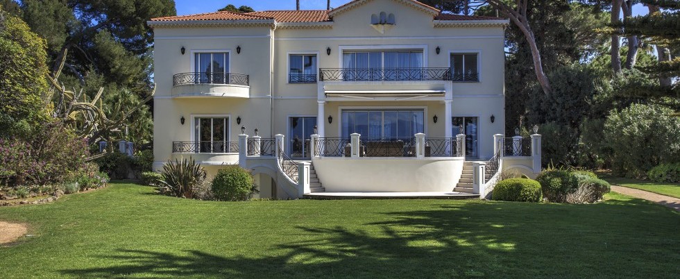 LOCATION - CAP D'ANTIBES - LUXUEUSE VILLA BELLE EPOQUE - FRONT DE MER